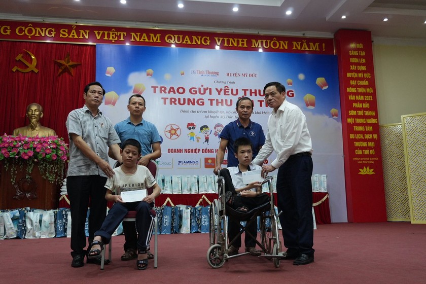 300 Mid-Autumn Festival gifts presented to children in special circumstances