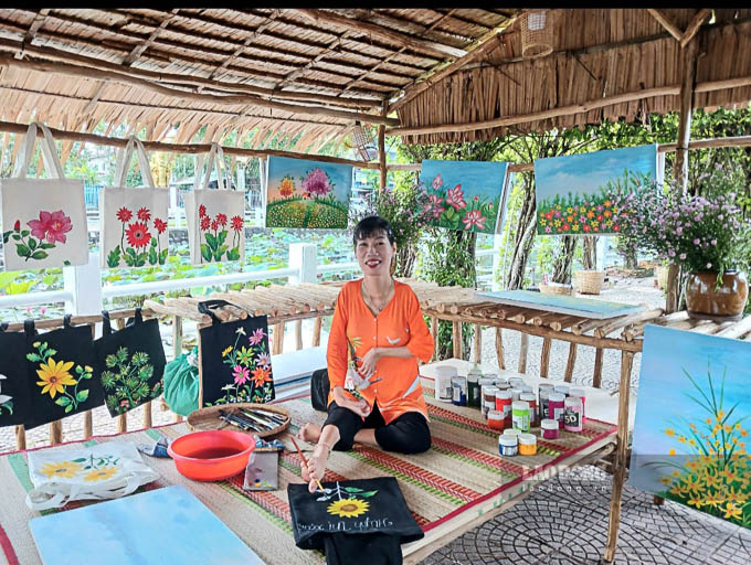 Hành trình vượt lên số phận của người phụ nữ vẽ tranh bằng chân