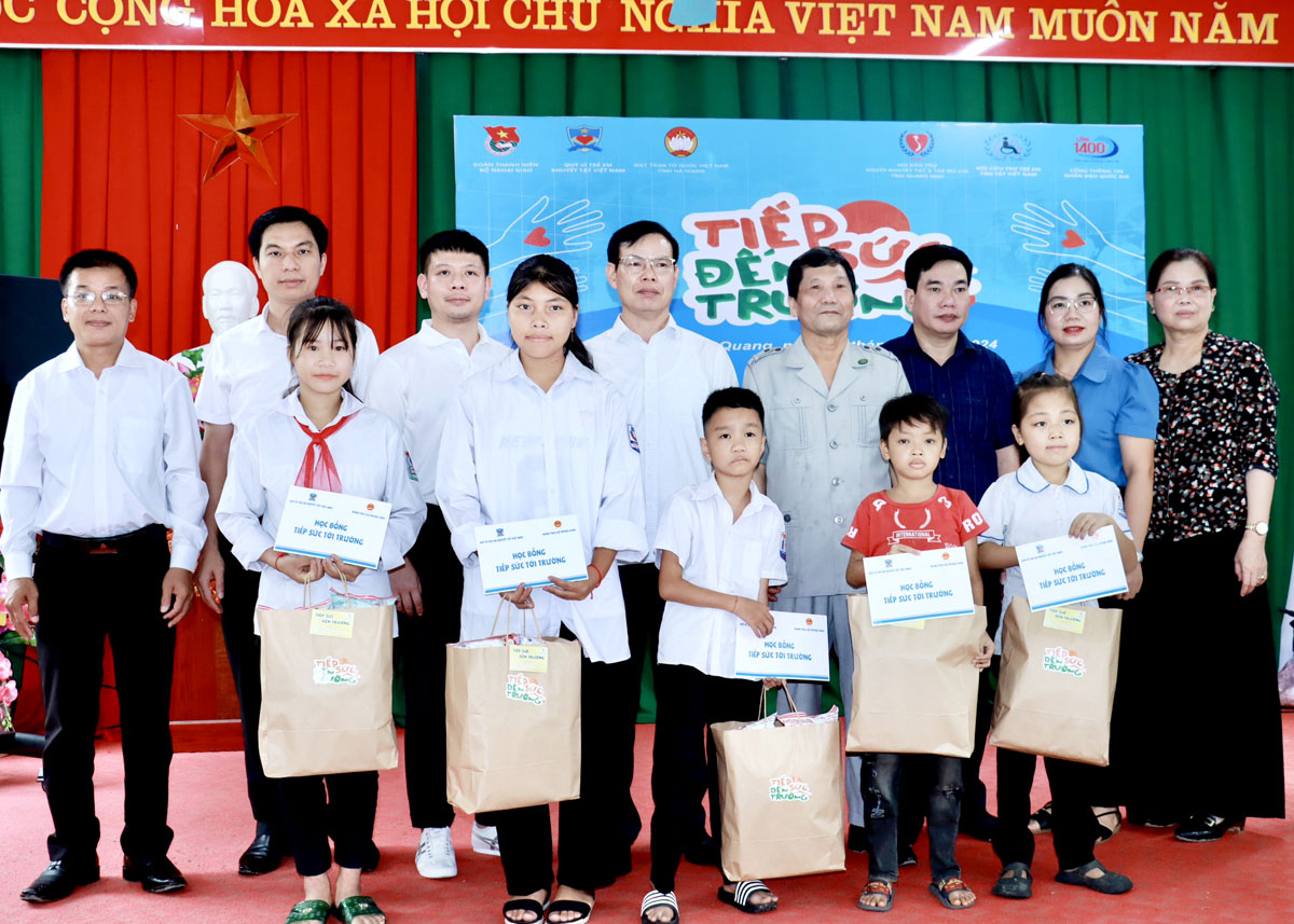 Lan toả yêu thương đến trẻ em vùng cao Hà Giang