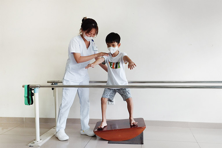 Hiệu quả của vật lý trị liệu đối với sự phục hồi chức năng của trẻ khuyết tật