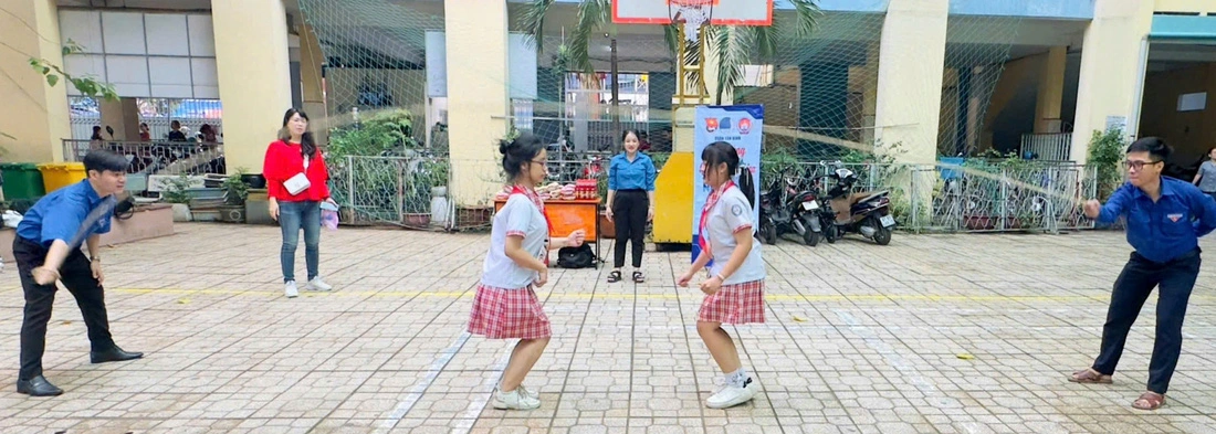 Học sinh bất ngờ trải nghiệm trò chơi dân gian khi thi “văn hay chữ tốt”