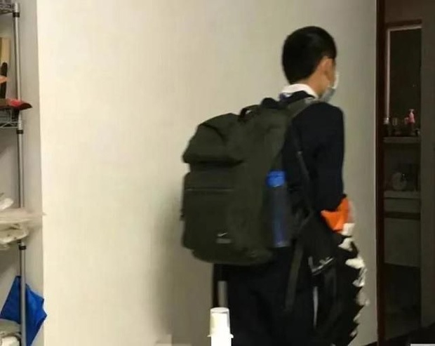 Con trai lớp 7 nhảy lầu từ tầng 17, ông bố giở cặp sách của con ra xem thì ngã quỵ trước 1 xấp giấy