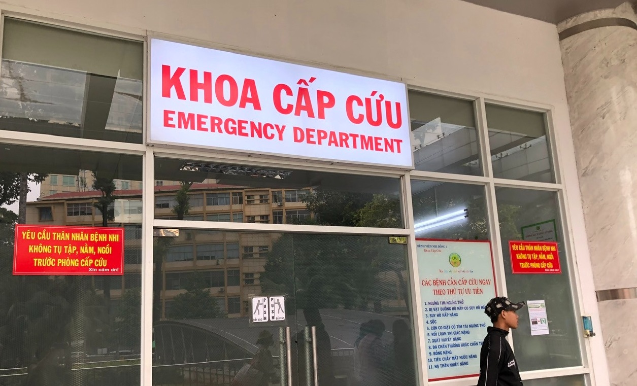 TPHCM Các bác sĩ vừa lấy ra búi giun đũa hơn 100 con trong ruột bé trai 2,5 tuổi