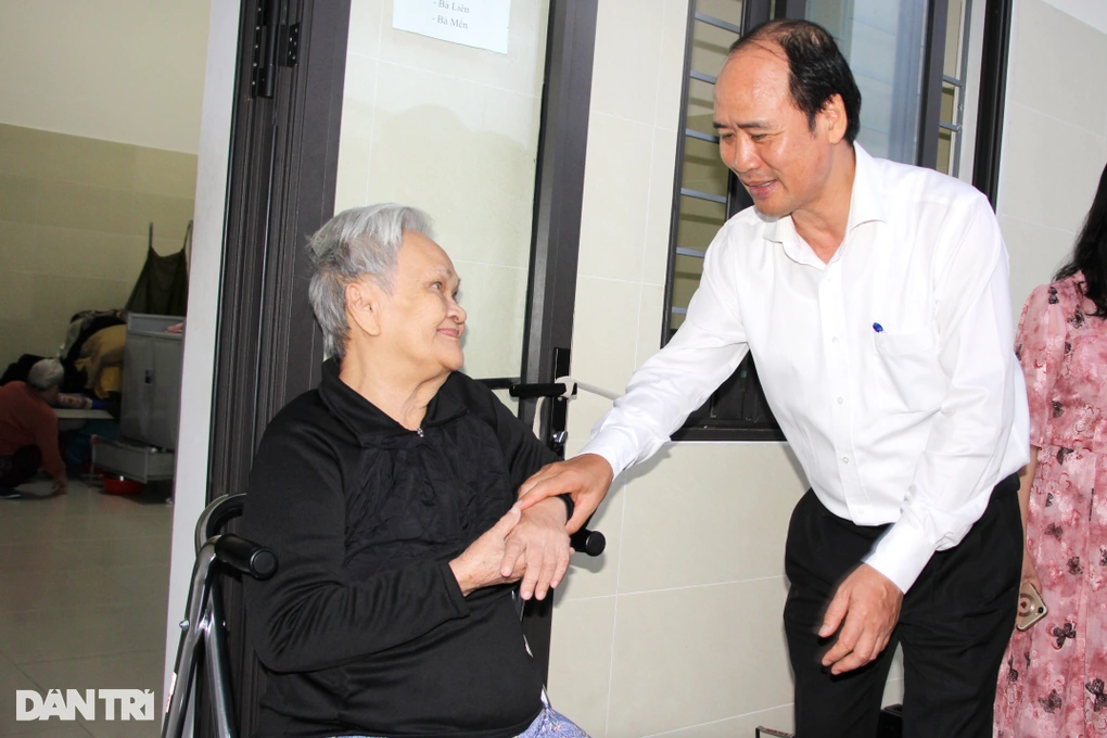 Bộ LĐ-TB XH tặng quà trung tâm bảo trợ, gia đình chính sách ở Kon Tum