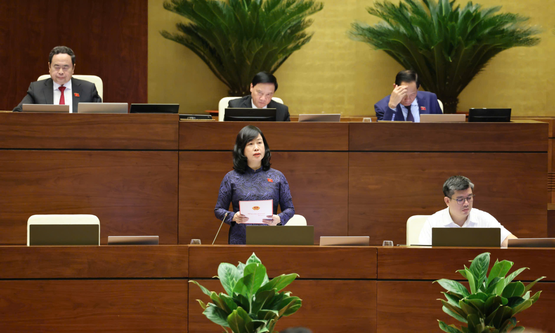 Bộ trưởng Bộ Y tế Đào Hồng Lan trả lời chất vấn của các đại biểu Quốc hội về thuốc lá điện tử