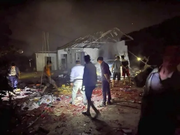 Nổ lớn ở Bắc Giang khiến mái nhà bị thổi bay, 1 người tử vong tại chỗ