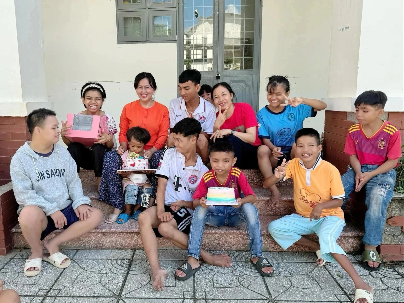 Tấm lòng vàng của bà mẹ có con bị bại não với những trẻ em khuyết tật khác