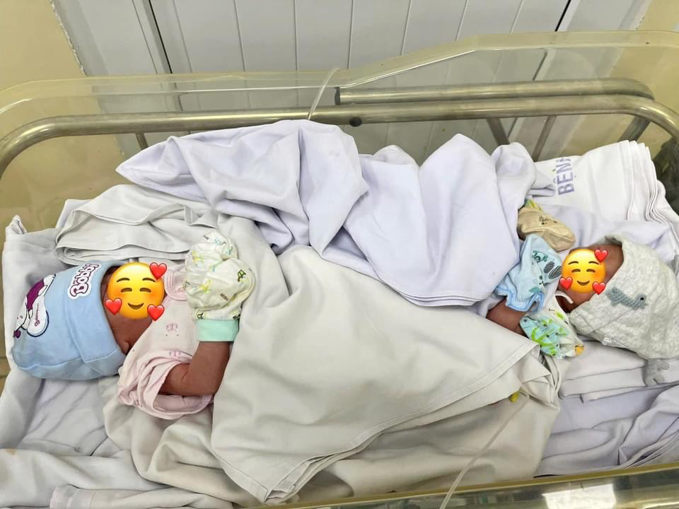 Hai bé song sinh bị bỏ rơi được chăm sóc ra sao