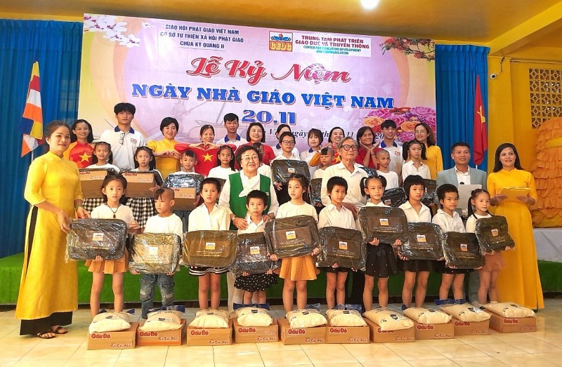 Trung tâm Phát triển Giáo dục và Truyền thông tổ chức họp mặt chào mừng Ngày Nhà giáo Việt Nam 20 11