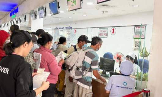 Sao không mở rộng bảo hiểm y tế cho cơ sở tư nhân để giảm quá tải