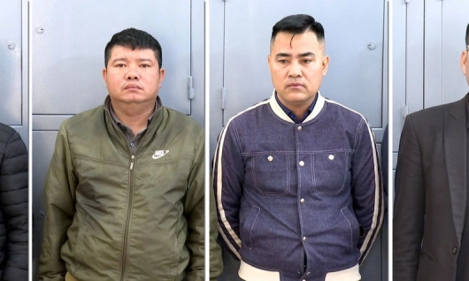 Tạm giữ hình sự bốn nhân viên vệ sĩ phân luồng tại ngã tư để đoàn xe đám cưới đi qua ở Thanh Hóa