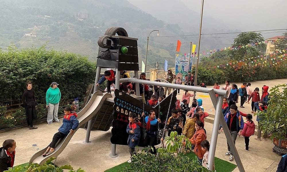 Sân chơi cộng đồng - niềm vui mới cho trẻ em người H’Mông