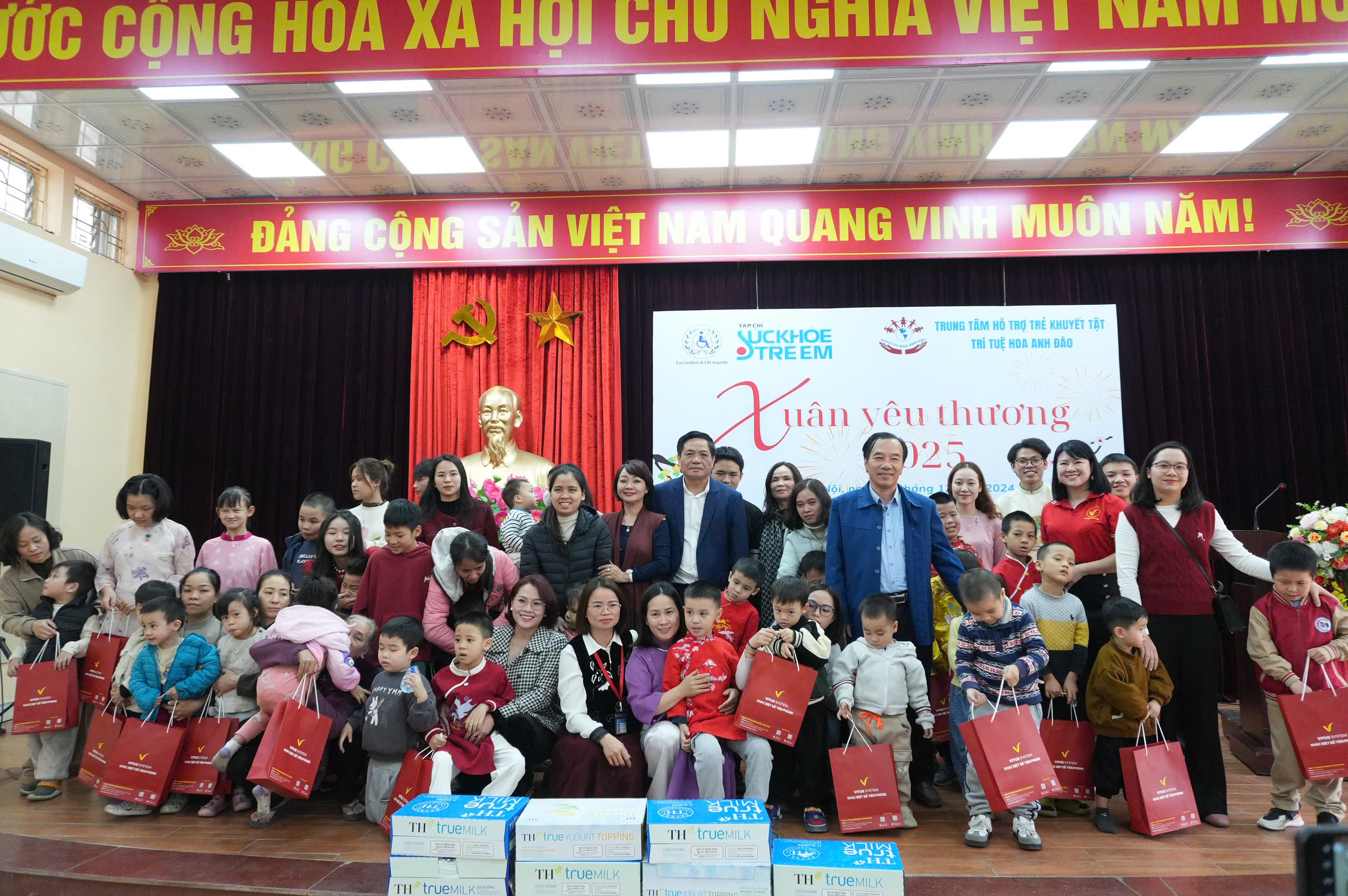 Trao quà “Xuân Yêu Thương 2025” cho trẻ em có hoàn cảnh đặc biệt