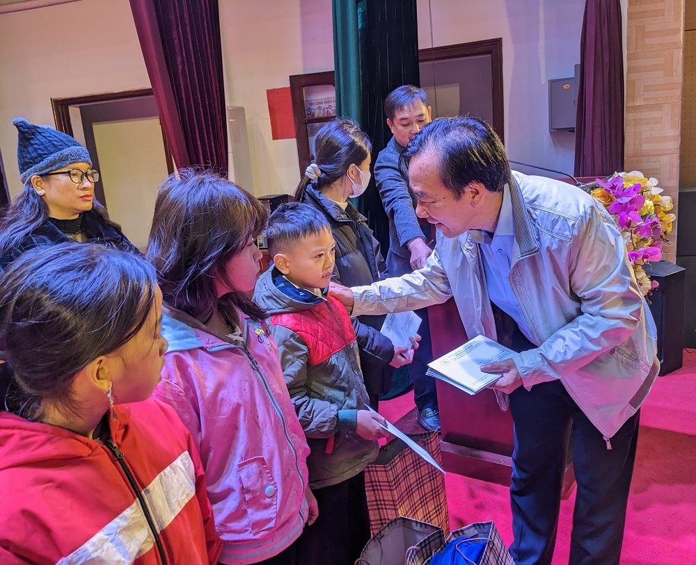 Trao quà Tết cho các gia đình trẻ khuyết tật tỉnh Lào Cai