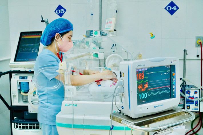 Cứu sống thành công trẻ sinh non nặng 550g nguy kịch