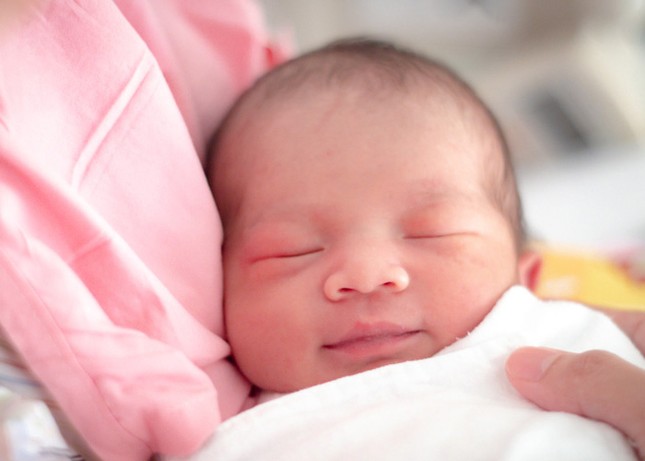 Trẻ bị viêm phổi có được tắm không