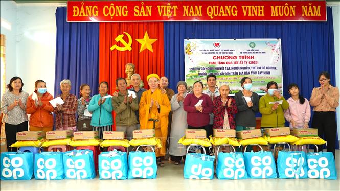 Chăm lo Tết cho người nghèo, người yếu thế vùng biên giới