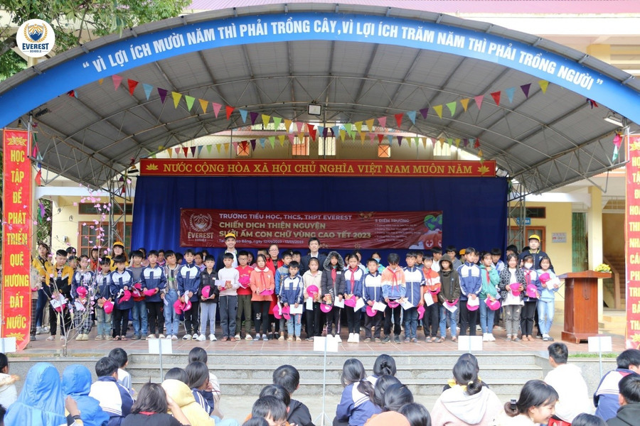Lan tỏa yêu thương và hy vọng đến học sinh vùng cao qua hội chợ xuân