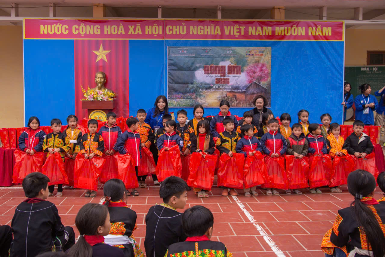 Dấu ấn khó phai “Đông Ấm 2025 - Thắp Sáng Biên Cương” tại Mẫu Sơn