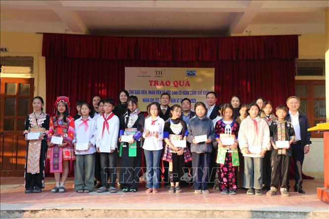 Tết ấm áp với thầy giáo, cô giáo vùng khó