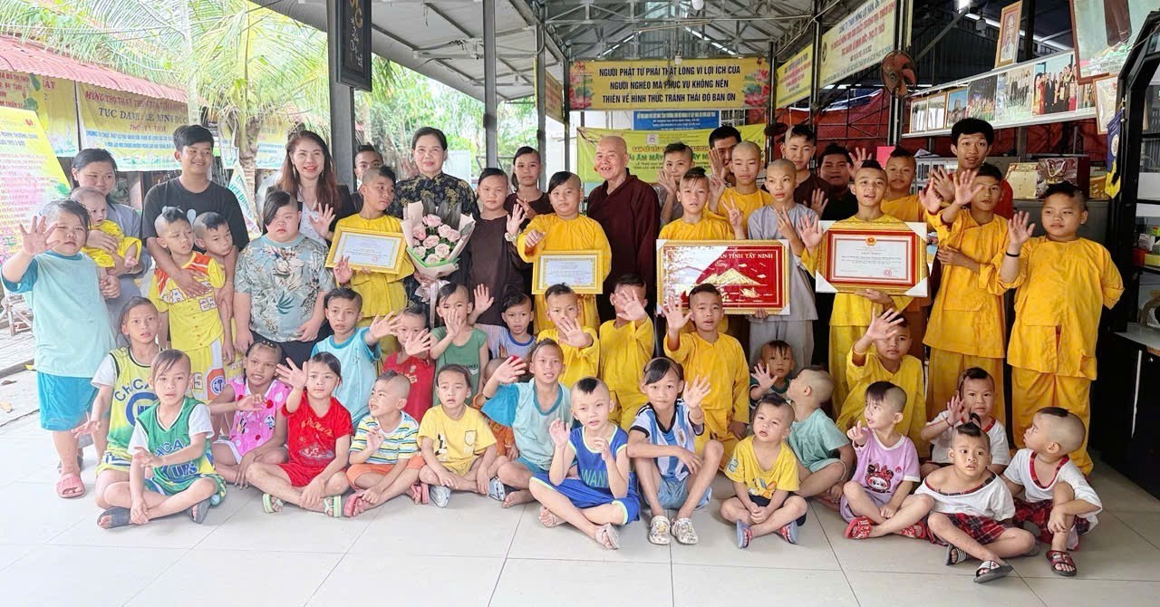 Tặng quà Tết 546 triệu đồng cho 1 365 gia đình có trẻ khuyết tật tỉnh Tây Ninh