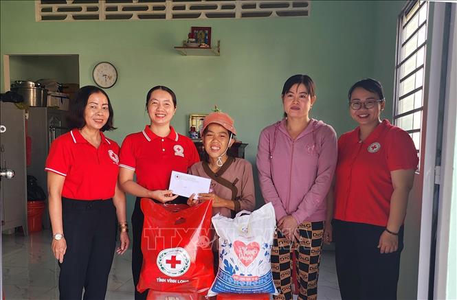 Ấm áp những món quà “Tết nhân ái”