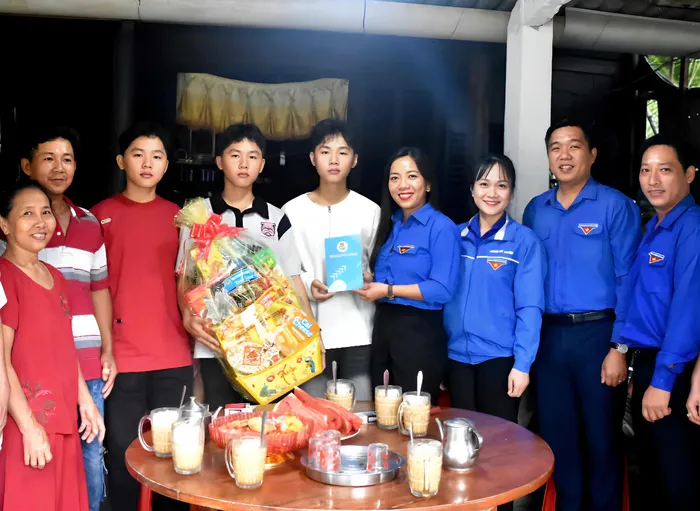 Ba anh em sinh 3 tên Tấn, Tài, Lộc tình nguyện cùng nhập ngũ