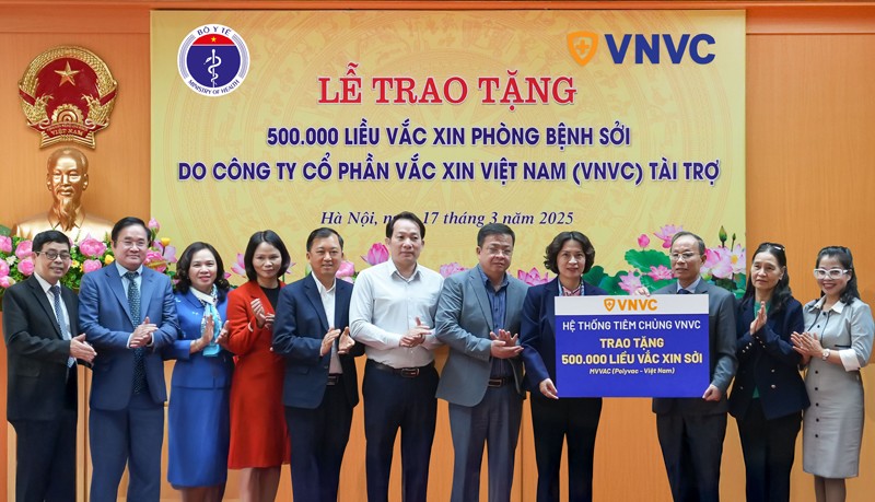 Bộ Y tế tiếp nhận 500 000 liều vắc xin sởi từ Hệ thống tiêm chủng VNVC