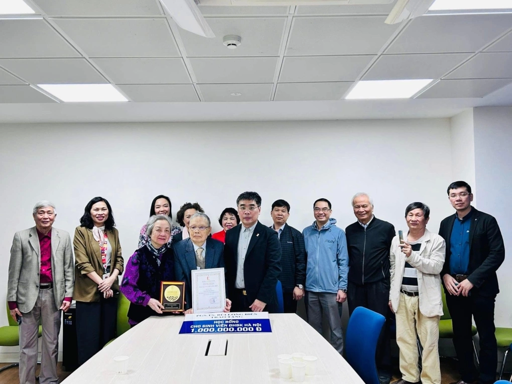 Thầy Bùi Long Biên - U90 tặng một tỷ đồng cho sinh viên Bách khoa Hà Nội