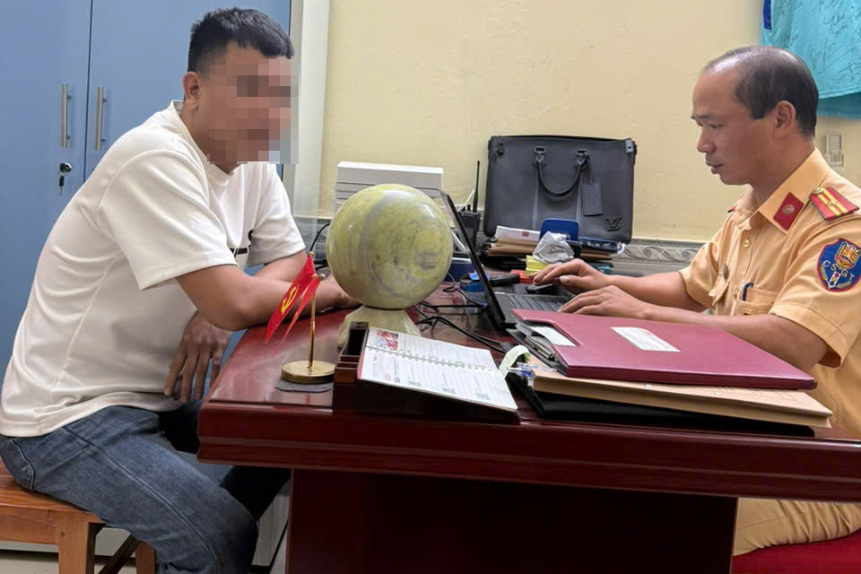 Lời khai bất ngờ của người đàn ông để bé gái lái ô tô 50 - 60km h