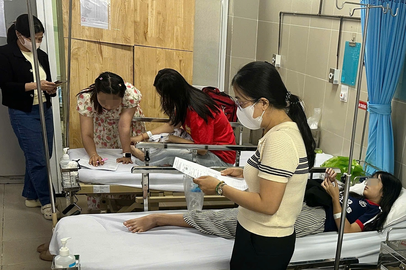 Tìm nguyên nhân nghi ngộ độc 37 người sau ăn bánh mì, 33 em là học sinh ở TpHCM