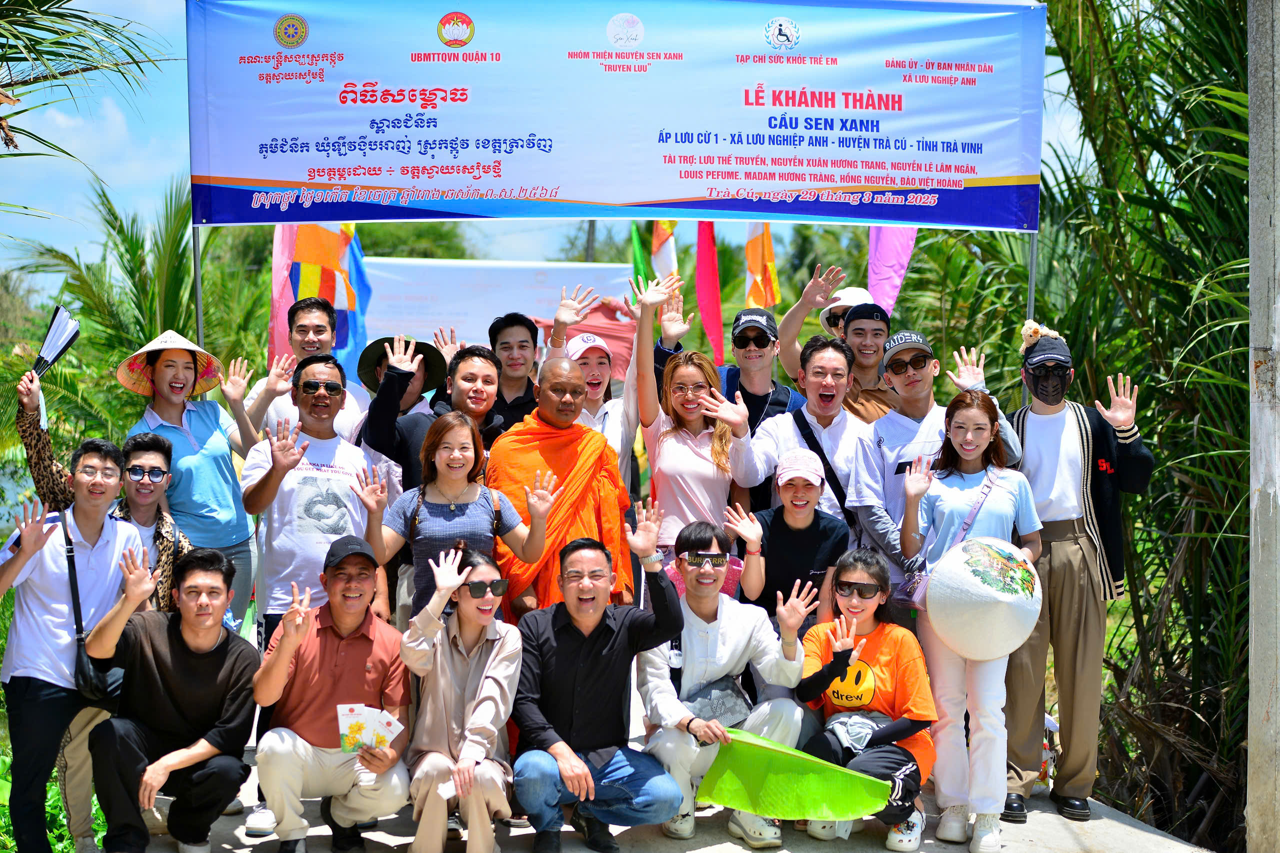 Lưu Thế Truyền, Nguyễn Lê Lâm Ngân và Trang Nemo cùng các thành viên CLB Sen Xanh khánh thành hai cây cầu tại Trà Vinh