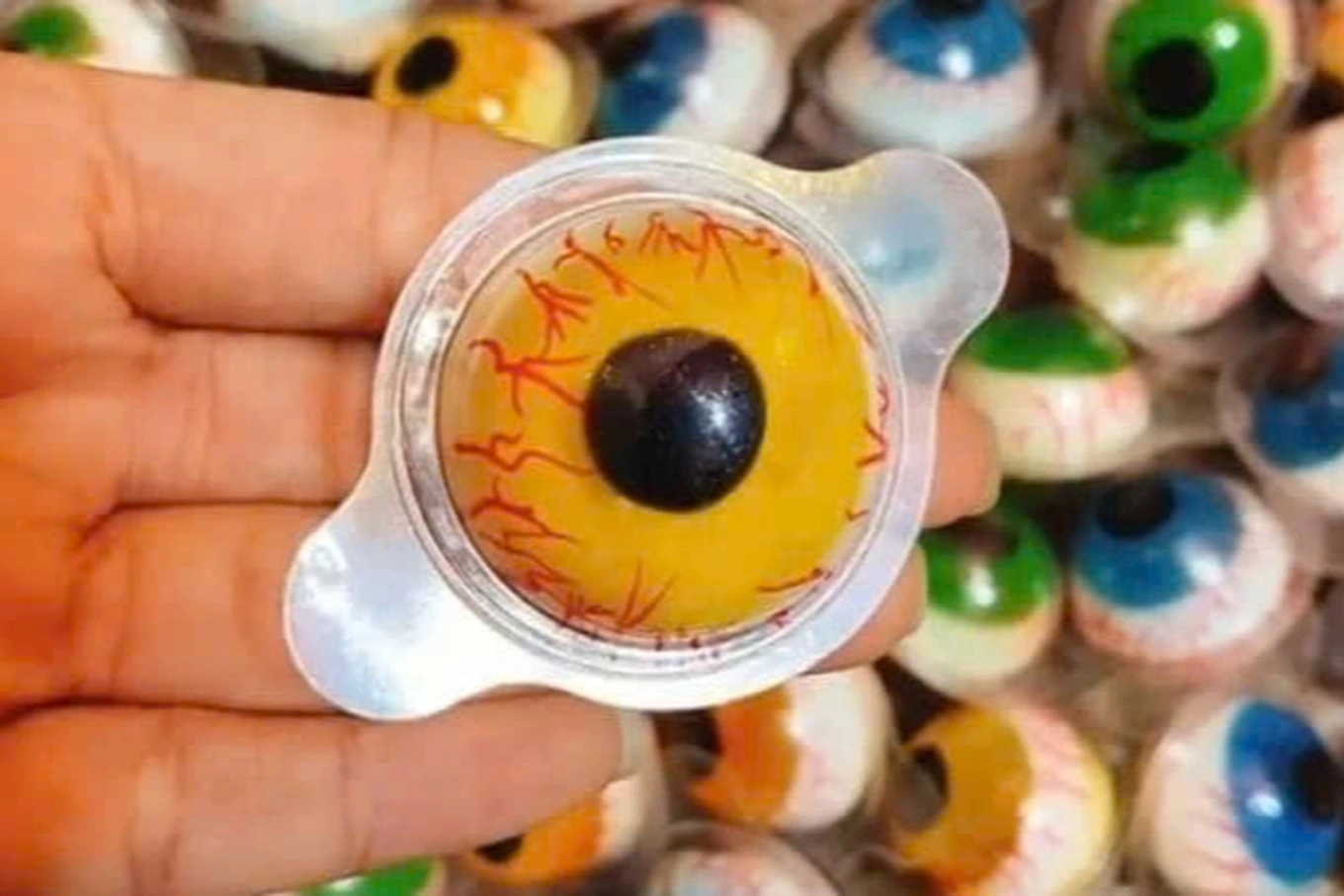 Bé trai 3 tuổi tử vong do bị hóc kẹo hình con mắt