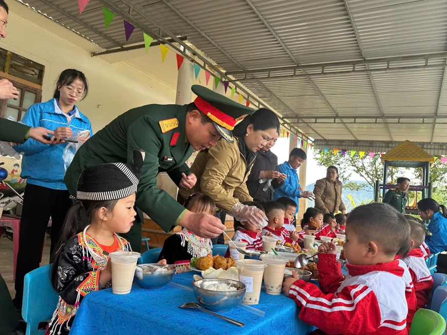 Ấm áp “bữa cơm cho em”