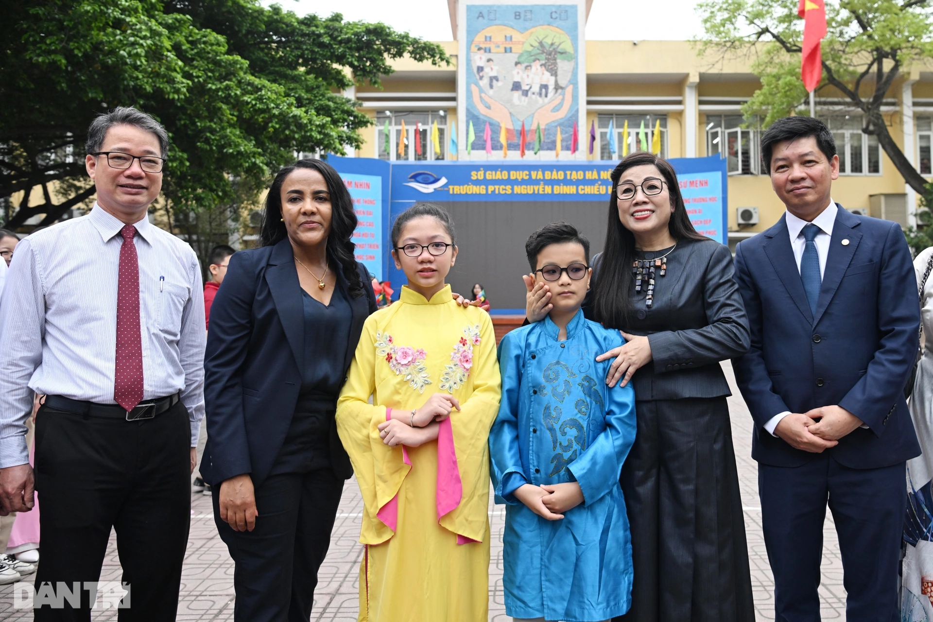 Phu nhân Bích Trân và Phu nhân Thủ tướng Ethiopia thăm học sinh khiếm thị