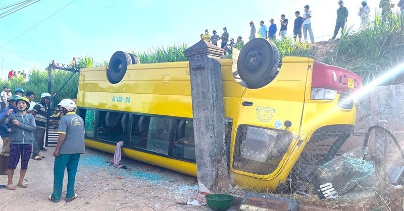 Ô tô chở 20 học sinh bị lật Sở Y tế chỉ đạo khẩn, 3 bệnh viện dồn sức cứu chữa