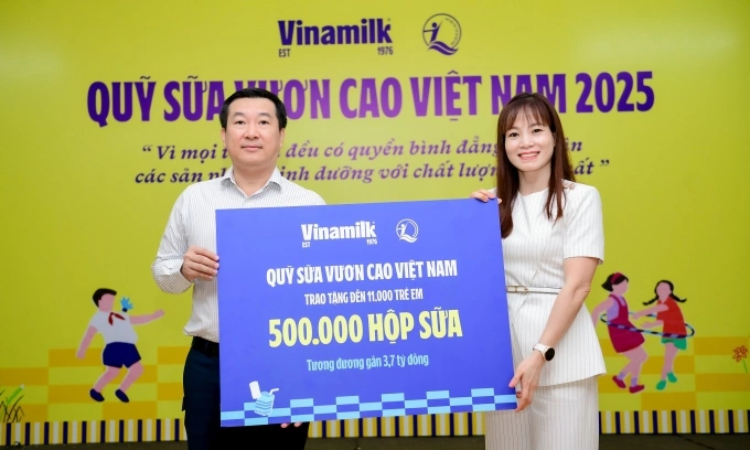 Vinamilk tặng 500 000 hộp sữa cho trẻ dịp 50 năm giải phóng miền Nam