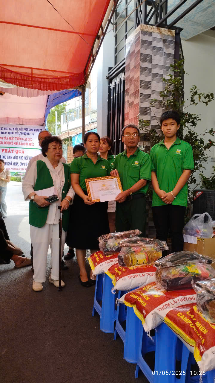 Tặng quà học sinh và gia đình có hoàn cảnh khó khăn