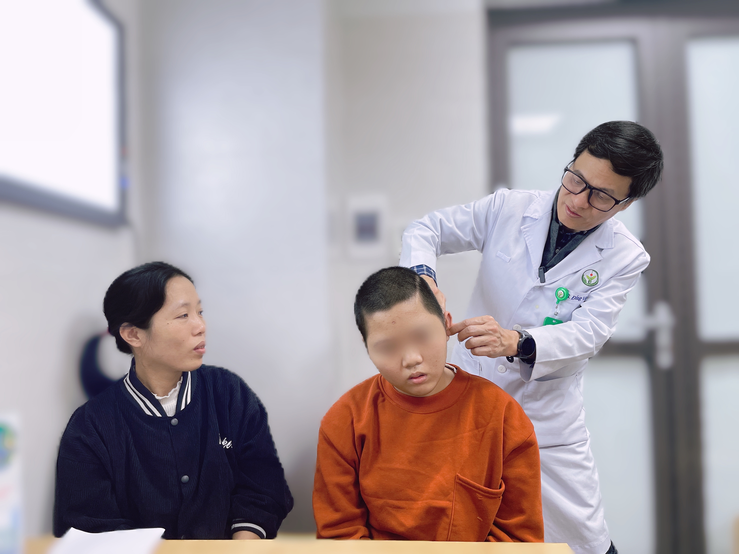 16 tiếng phẫu thuật đầy thách thức bảo tồn dây thần kinh mặt cho bé gái 14 tuổi mắc u não hiếm gặp