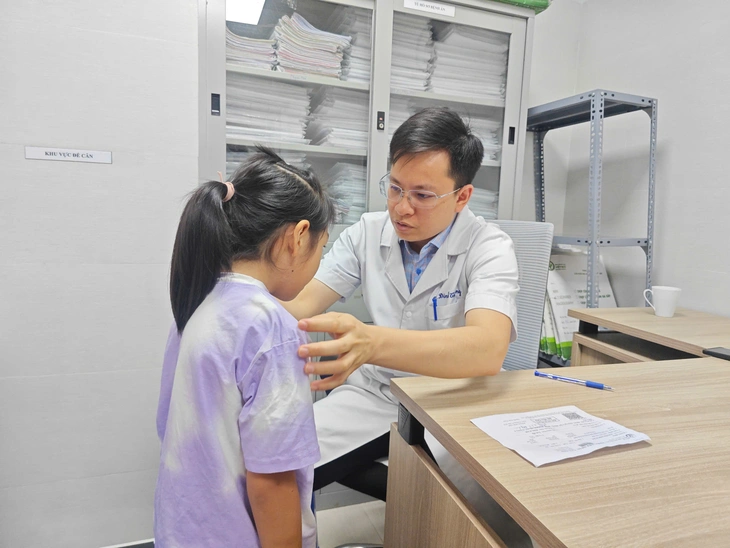 Phát hiện sớm trẻ gù vẹo cột sống