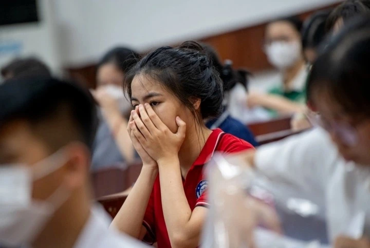 Con sắp thi lớp 10, cả nhà tôi như bị câm