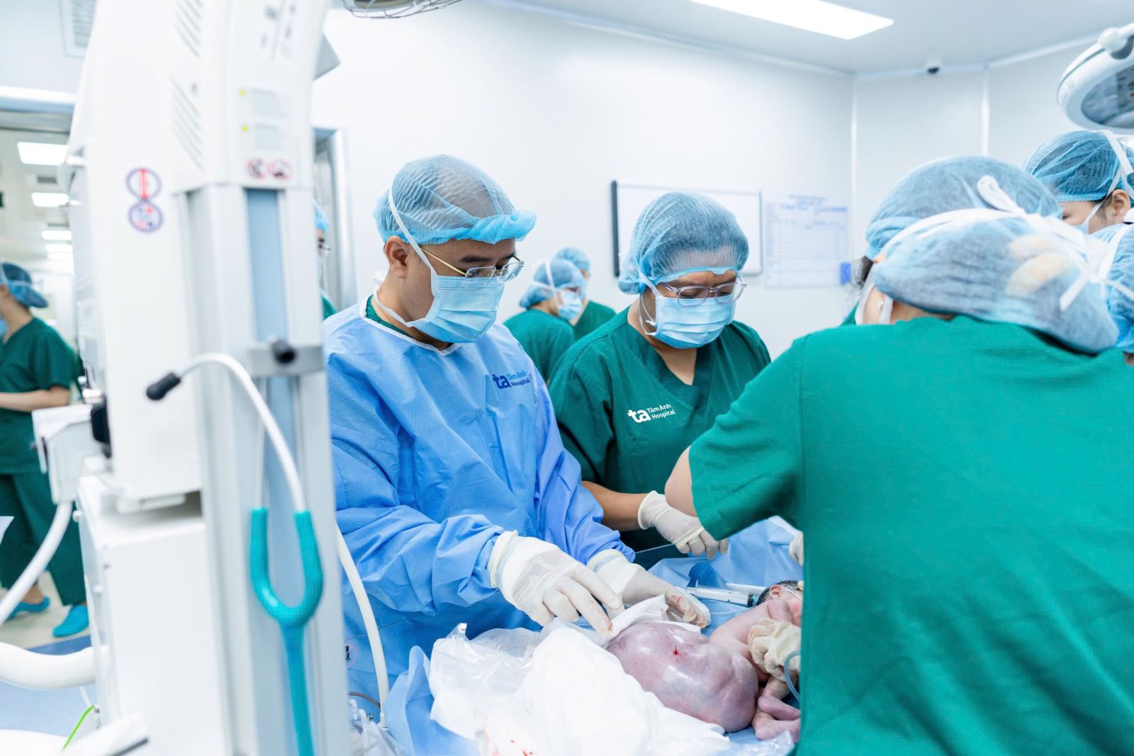 Cứu sống bé gái sơ sinh mang khối u quái khổng lồ gấp đôi cơ thể hiếm gặp