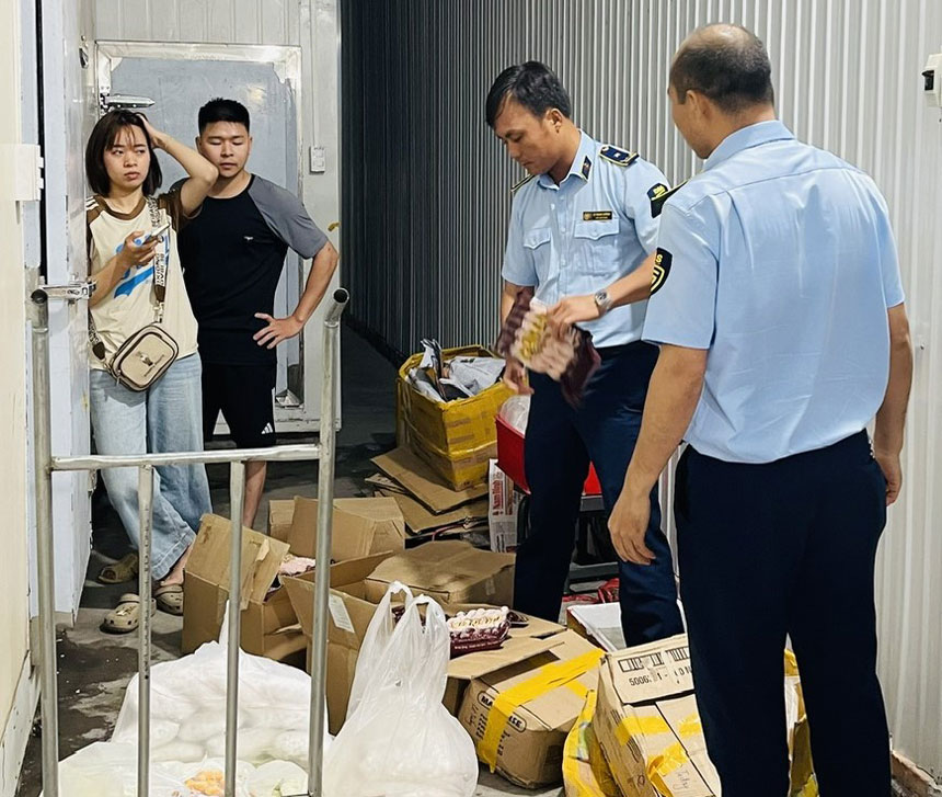 Liên tiếp phát hiện các cơ sở kinh doanh hàng lậu, hàng giả ở Thổ Tang