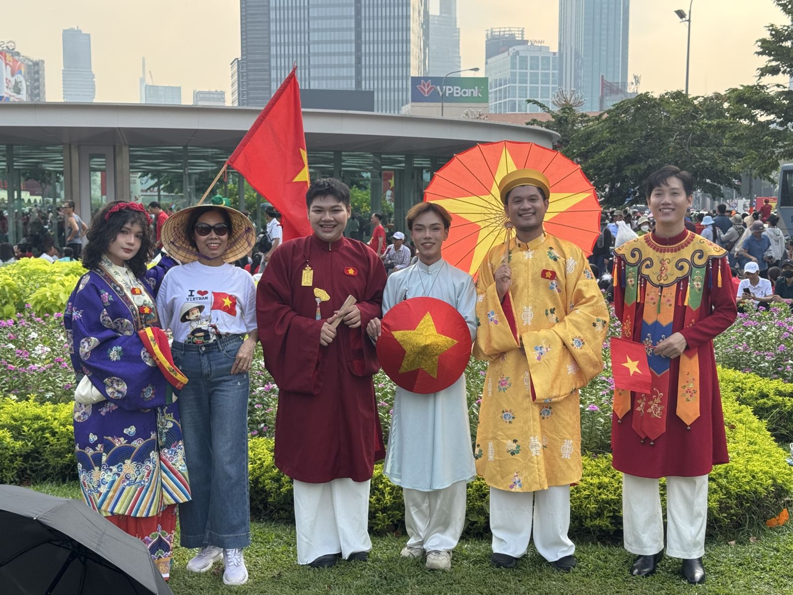 Áo dài - Biểu tượng văn hóa Việt được làm mới bởi thế hệ trẻ