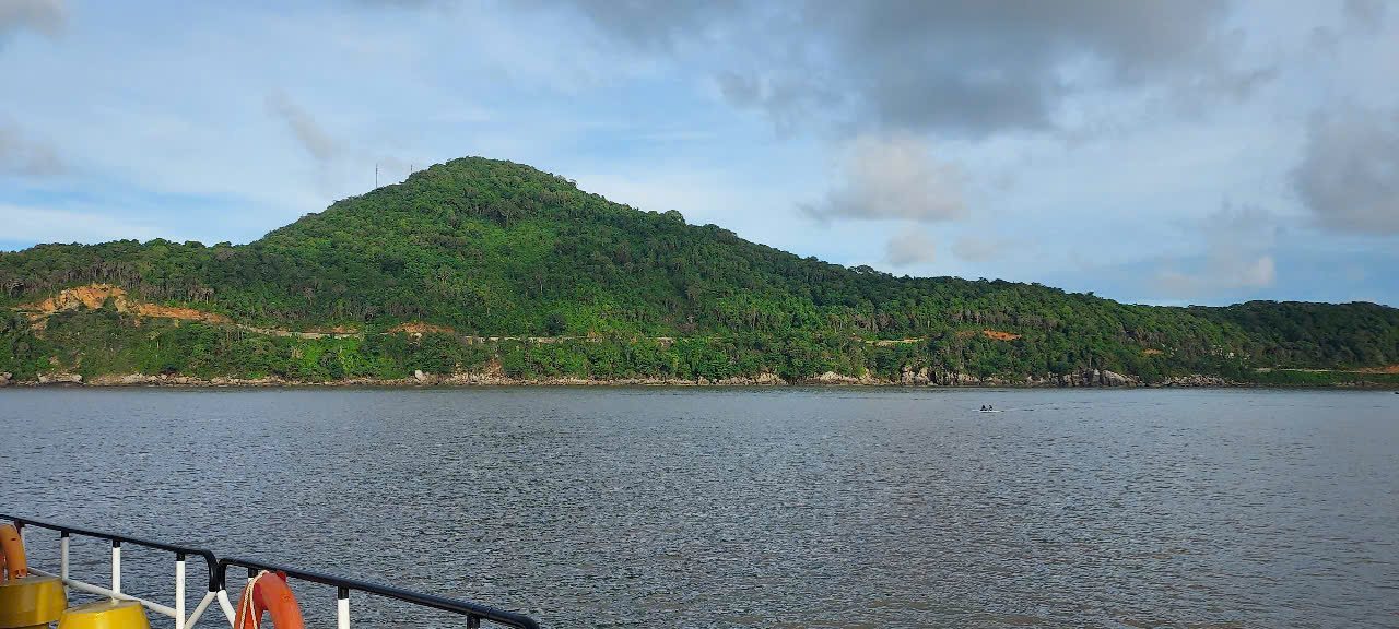 Người giữ lửa giữa trùng khơi