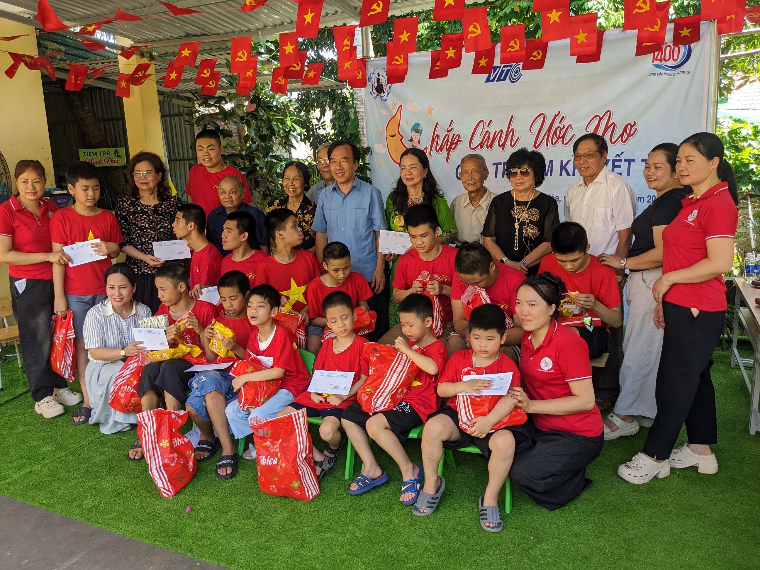 Hội Cứu trợ trẻ em tàn tật Việt Nam trao quà “Chắp cánh ước mơ” cho trẻ em khuyết tật Tp Thanh Hóa