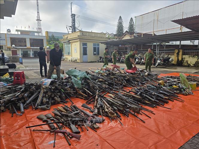 Tiêu hủy gần 2 000 vũ khí, công cụ hỗ trợ do người dân tự nguyện giao nộp