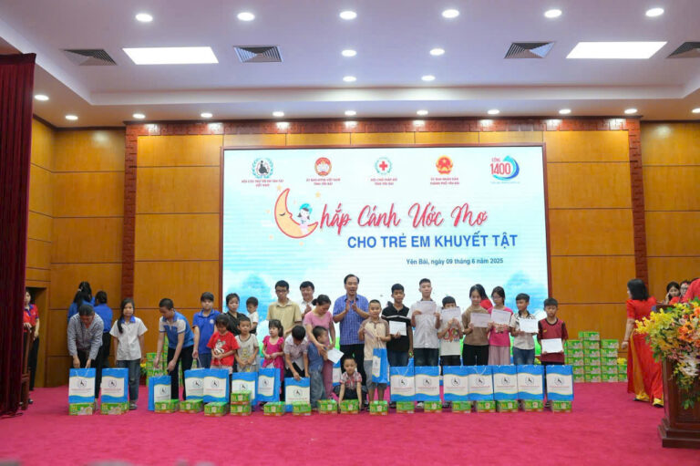 Trao quà “Chắp cánh ước mơ” cho trẻ em khuyết tật tỉnh Yên Bái