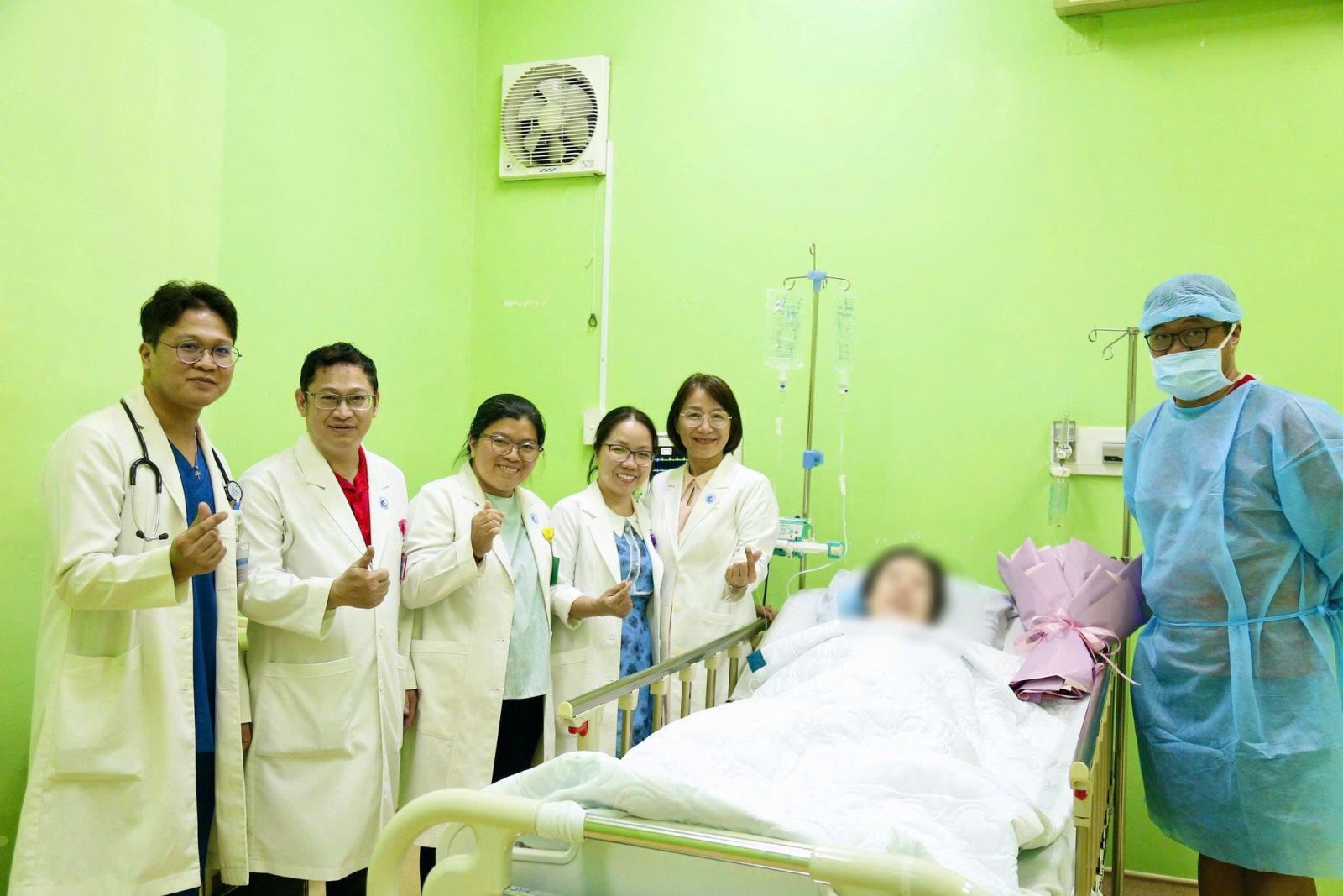 Bác sĩ Việt Nam đã đưa sản phụ người Singapore về nước an toàn