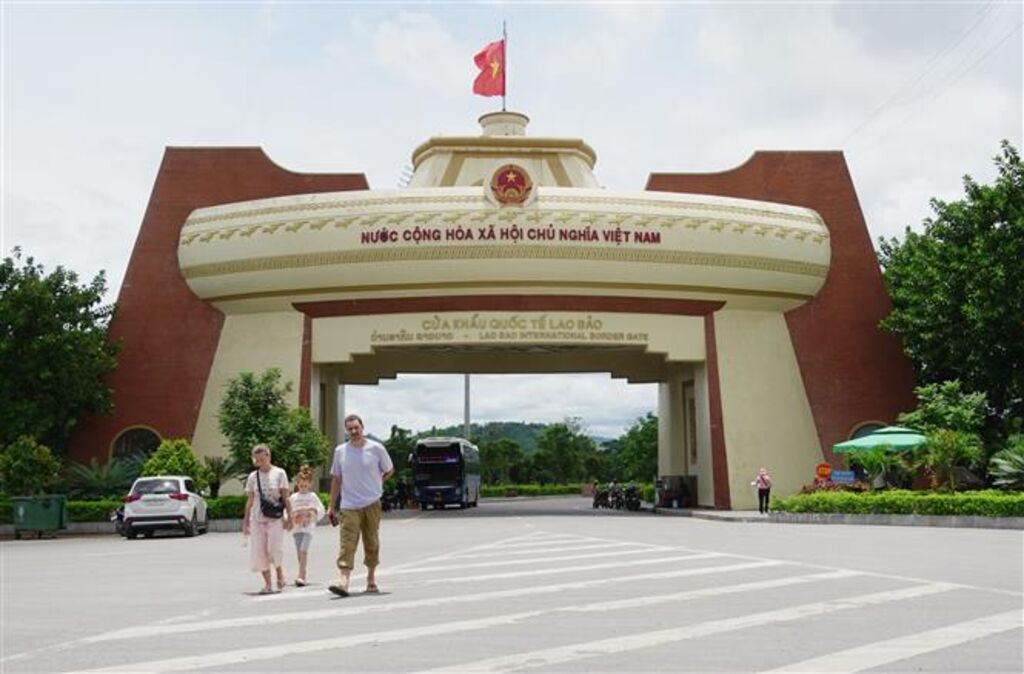 Dừng thực hiện thủ tục một cửa, một lần dừng tại cặp cửa khẩu quốc tế Lao Bảo - Densavan